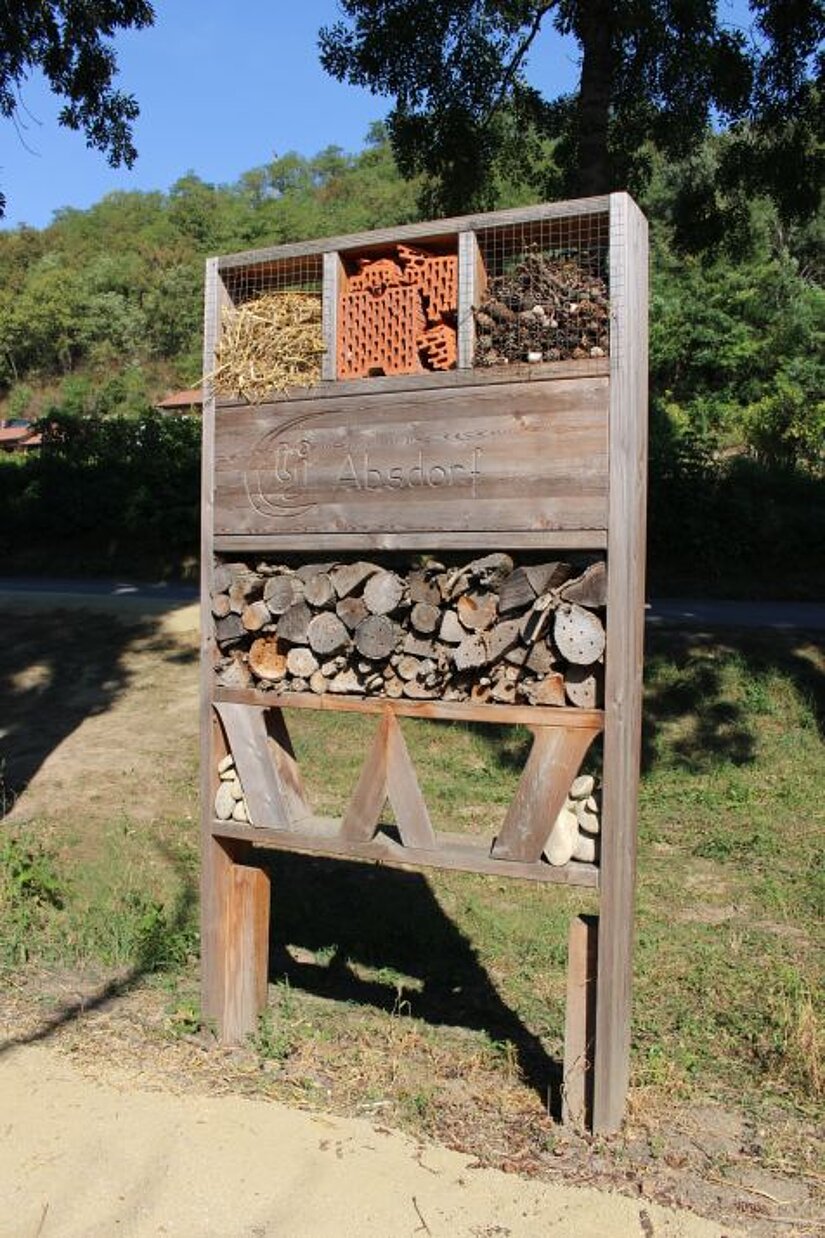 Nützlingshotel neu befüllt